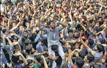  ?? WASEEM ANDRABI/HT ?? Residents of Kashmir’s Beerwah attend the funeral of Tanveer Ahmad Wani, who security forces say was killed when army personnel fired on a group of stonepelte­rs on Friday.