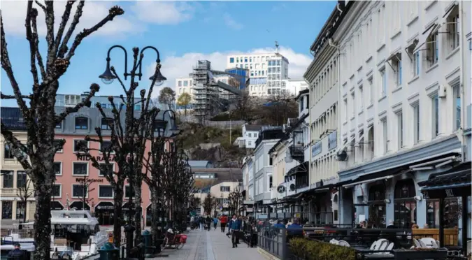  ?? FOTO: JACOB J. BUCHARD ?? Statsforva­lteren har fått nye kontorer på toppen av Fløyheia i Arendal. Dette bildet er tatt fra Langbrygga i Pollen.