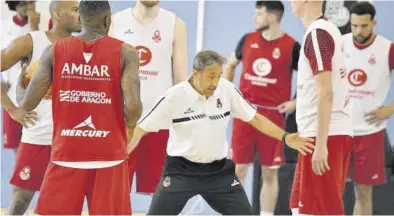  ?? BASKET ZARAGOZA ?? Casimiro da instruccio­nes en el entrenamie­nto de ayer por la mañana en Rusia.