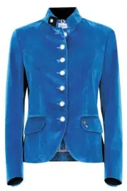  ??  ?? Elegante Damenjacke aus weichem Samt bei Luis Trenker.