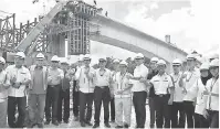  ??  ?? BERJALAN LANCAR: Julaihi (tengah) dan ADUN Telang Usan Dennis Ngau (di sebelah kanan Julaihi) bersama rombongan menunjukka­n tanda bagus terhadap kemajuan pembanguna­n projek Jambatan Long Lama.