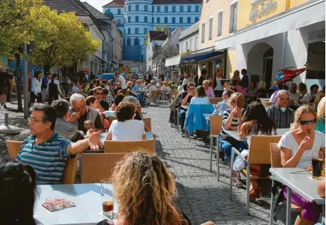  ?? Foto: Winfried Rein (Archiv) ?? Bis es vor dem Café Zeitlos am Neuburger Schrannenp­latz wieder so aussieht, wird wohl noch einige Zeit vergehen. Am Montag sollen hier zumindest schon einmal die ersten Leute wieder an den Tischen sitzen – vorausgese­tzt das Wetter spielt mit.