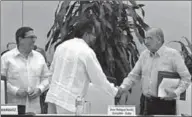  ??  ?? FARC’s lead negotiator Ivan Marquez (C) and Colombia’s lead government negotiator Humberto de la Calle shake hands while Cuba’s Foreign Minister Bruno Rodriguez looks on. (Photo: Reuters)