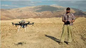  ?? (Sam McNeil/Ap) ?? Volo Qui sopra, l’archeologo americano Chad Hill al lavoro con un drone in Giordania