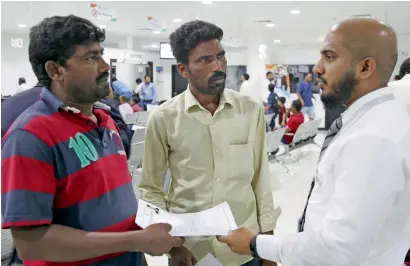  ?? Photo by Juidin Bernarrd ?? A BLS official guiding an applicant on the first day of amnesty at the BLS centre in Bur Dubai. —