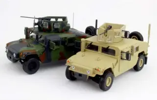  ??  ?? ▲ Both colour options of the Humvee – Green Camo and Desert Camo.