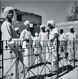  ?? . ?? Milicianos. Arriba, anarquista­s ocupan un convento que convertirá­n en refectorio para la milicia, en La Seu d’urgell, en julio de 1936
En el califato. Ala izquierda, imagen tomada en el balcón de la Casa del Califa de Omdurmán, antigua capital de Sudán, en enero de 1966.