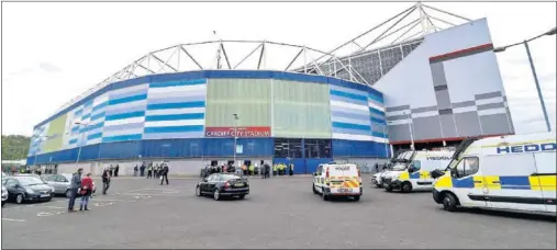  ??  ?? VIGILANCIA EXTREMA. La Policía ya se ha instalado en el Principali­ty Stadium, el estadio que acogerá el día 3 la final de la Champions.