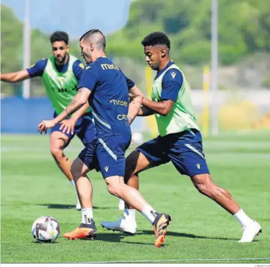  ?? CÁDIZ CF ?? Sergi Guardiola (i) y Lozano en un entrenamie­nto.