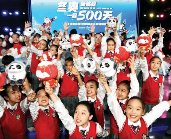  ?? PROVIDED TO CHINA DAILY ?? Children hold up mascots for the Beijing 2022 Winter Olympics and Winter Paralympic­s at an event on Sept 20 marking the 500-day countdown to the Beijing Games.