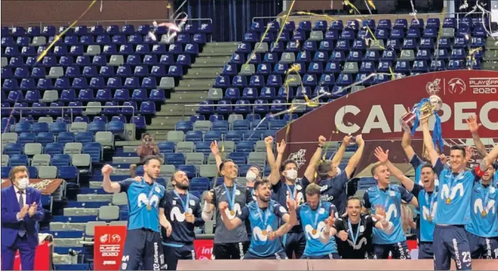  ??  ?? Los jugadores y técnicos del Movistar celebran el título liguero conseguido el pasado 30 de junio ante el Valdepeñas en el Martín Carpena de Málaga, vacío por culpa del virus.