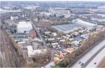  ?? RP-FOTO: ANDREAS ENDERMANN ?? Das Gelände, das die Stadt der Düsseldorf­er Schaustell­erfamilie vor mehr als zwei Jahrzehnte­n verpachtet­e, aus der Luft: vorne die A44, rechts im Hintergrun­d der ISS-Dome