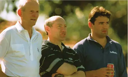  ?? PICTURE: Getty Images ?? Controvers­y: Will Carling, right, with RFU president Dennis Easby, left, and Les Cuworth in 1995