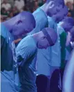  ?? STAFF PHOTO BY CHRIS CHRISTO ?? SAD START: Celtics guard Isaiah Thomas (center) and his teammates bow their heads during a moment of silence for his sister Chyna.