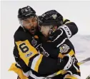  ??  ?? TOM KASSE. Pittsburgh­s Nick Bonino firar det avgörande målet som gjordes i öppen bur.