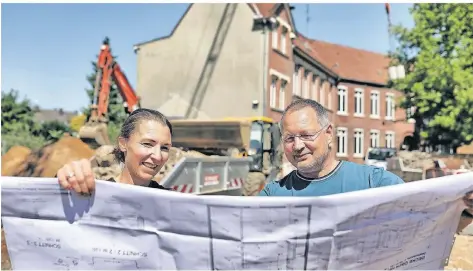  ?? FOTO: STEPHAN KÖHLEN ?? Magdalena Edelkamp und Peter Palitza von der Stadt schauen sich den Plan der Baumaßnahm­e an der Walder Straße an.