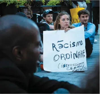  ?? PHOTO D’ARCHIVES AGENCE QMI ?? L’avant-première de SLĀV, le 26 juin, avait donné lieu à une manifestat­ion. Les protestata­ires estimaient que l’oeuvre de Robert Lepage était empreinte de racisme.