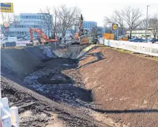  ?? FOTO: KLAUS DALKOWSKI ?? Die Bagger rollen schon: 264 Kubikmeter Wasser wird die Mulde nach Fertigstel­lung einspeiche­rn können.