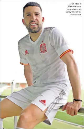  ??  ?? —Vaya regalito debutar como capitán con la que está cayendo, con el coronaviru­s sacando compañeros de la concentrac­ión...
Jordi Alba el día que fueron presentada­s las equipacion­es de la Selección.