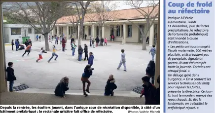  ?? (Photos Valérie Michel) ?? Depuis la rentrée, les écoliers jouent, dans l’unique cour de récréation disponible, à côté d’un bâtiment préfabriqu­é ; le rectangle grisâtre fait office de réfectoire.