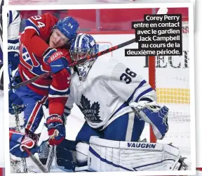  ??  ?? Corey Perry entre en contact avec le gardien Jack Campbell au cours de la deuxième période.