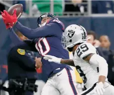  ?? /EFE ?? DeAndre Hopkins , de Houston, captura el balón ante la mirada de David Amerson (29).