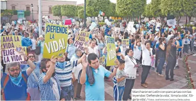  ?? Fotos: José Antonio Castro y Delia Juárez. ?? Marcharon en León con pancartas con las leyendas ‘Defiende la vida’, ‘Ama la vida’, ‘Elige la vida’./