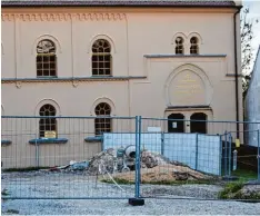  ?? Foto: Peter Urban ?? Die Freifläche vor der ehemaligen Synagoge in Hainsfarth soll jetzt fertiggest­ellt wer den. Dort wurden Reste eines jüdischen Tauchbads gefunden.