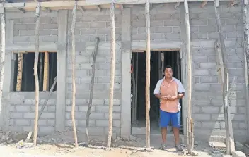  ??  ?? Familias afectadas que empezaron la reconstruc­ción de su vivienda en los últimos meses de 2017, hoy ya ven concluida una casa de un piso, conformada por sala, cocina, baño y una recámara.