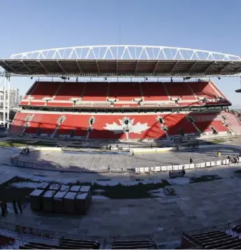  ?? CHRIS YOUNG/THE CANADIAN PRESS ?? Workers install the rink at BMO Field on Monday, as they prepare for the Centennial Classic on New Year’s Day.