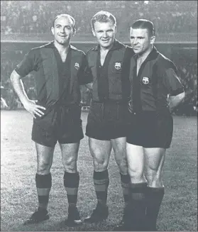  ??  ?? Di Stéfano, junto a Kubala y Puskás en un amistoso con la camiseta del Barça FOTO: BERT