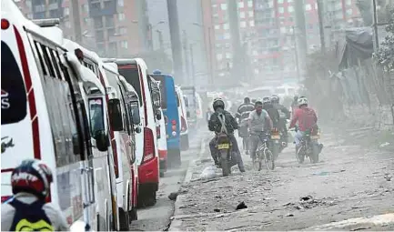  ?? MAURICIO MORENO /ARCHIVO ?? Según el informe de calidad del aire, en Bogotá más del 60 % de las emisiones provienen del transporte terrestre.