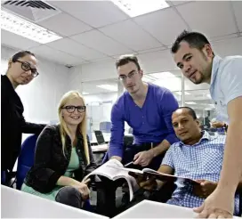  ??  ?? Lisa Maria Riehl, MBA student at MSU, (second from left) with her coursemate­s.