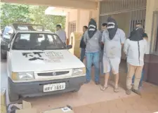  ?? ?? Los detenidos junto al coche del brasileño al que habían robado.