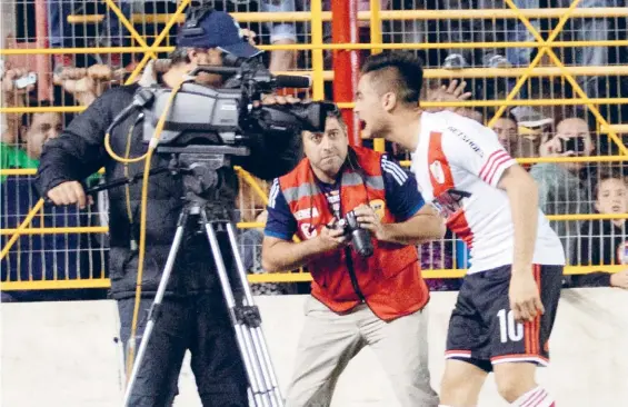  ?? GENTILEZA JORGE TELLO ?? Para vos. Gonzalo Martínez acaba de anotar el único gol y lo dedica por TV. Buena actuación del ex jugador de Huracán.