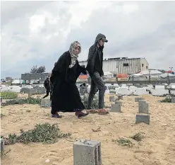  ?? ?? Palestinos desplazado­s en Rafah visitan las tumbas de sus familiares, el primer día de la Fiesta del Ayuno.