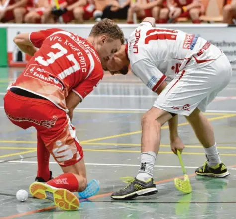  ??  ?? Die Red Hocks Kaufering (links Tobias Hutter) sind im Pokalwettb­ewerb mit beiden Mannschaft­en in die nächste Runde eingezogen.