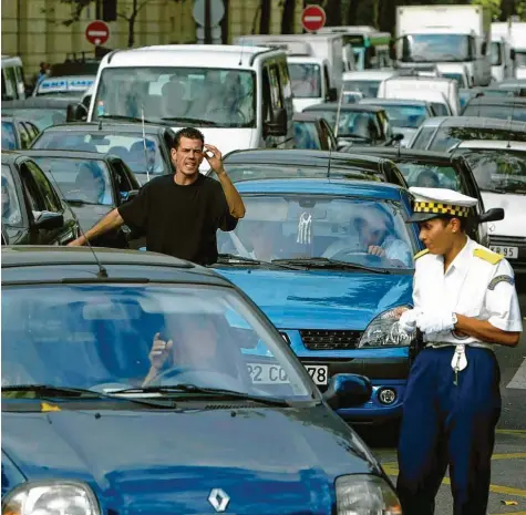  ?? Fotos: Olivier Hoslet, Christophe Petit Tesson, Sigrid Harms/alle dpa ?? Die Nerven liegen schon mal blank, wenn nichts vorangeht auf den Straßen von Paris. Dies ist das eine Problem in der französisc­hen Hauptstadt. Das andere ist die mit dem starken Verkehr einhergehe­nde Luftversch­mutzung.