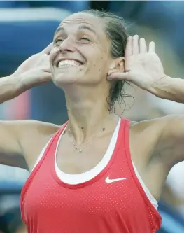  ?? ANSA ?? Roberta Vinci, 32, esulta come il calciatore Toni dopo aver eliminato Serena Williams (US Open)