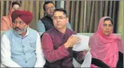  ?? RAVI KUMAR/HT ?? Leader of opposition Harpal Cheema and AAP MLA Aman Arora at a press conference in Chandigarh on Tuesday.