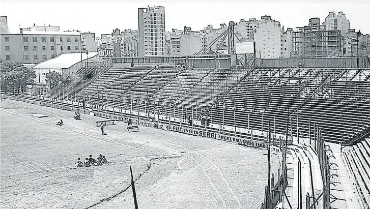  ?? ?? los viejos tablones de la cancha de Ferro, en Caballito, escenario de grandes logros del equipo de Griguol y de los pumas