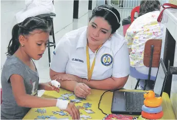  ?? FOTOS: JUAN DÍAZ ?? La maestra ha convertido el pasillo de ingreso a la sala de pediatría en un espacio lúdico.