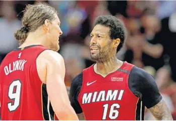  ?? JOHN MCCALL/STAFF FILE PHOTO ?? Heat forward Kelly Olynyk gives words of encouragem­ent to James Johnson, right, during Monday’s game, where Johnson scored a personal best 31 points and a team record 18 points in overtime.