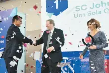  ??  ?? SC Johnson es 1 entre las multinacio­nales. Hugo Caccuri, socio director de Great Place to Work® Institute CA & Caribe entrega el premio.