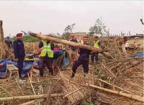  ?? EPA PIC ?? Policemen conducting rescue operations in Managadwa village in Bara yesterday after it was hit by a storm.