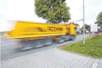  ?? FOTO: THOMAS WARNACK ?? Viele Fahrer bleiben nicht auf der Umleitungs­strecke, sondern versuchen über die Nebenstrec­ke durch Erisdorf ihr Glück.