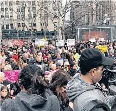  ?? TWITTER ?? Centenares de defensores de inmigrante­s tomaron parte de la marcha para respaldar al activista Ravi Ragbir.