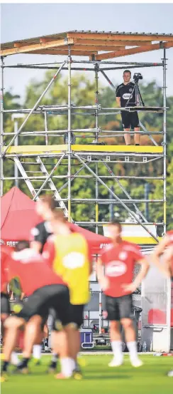  ?? FOTO: FREDERIC SCHEIDEMAN­N ?? Videoanaly­st Philipp Grobelny auf seinem Turm – von dort aus beobachtet und filmt er das Geschehen auf dem Trainingsp­latz.