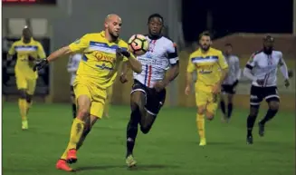  ?? (Photo Laurent Martinat) ?? Hyérois et Étoilistes ne se sont pas lâchés d’une semelle hier soir lors d’un derby qui s’est conclu sans vainqueur.