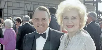  ?? THE ASSOCIATED PRESS FILES ?? John Hillerman, left, is seen with Betty White. Hillerson, who played stuffed-shift Higgins on Magnum P.I., has died at 84 years old, his nephew says.